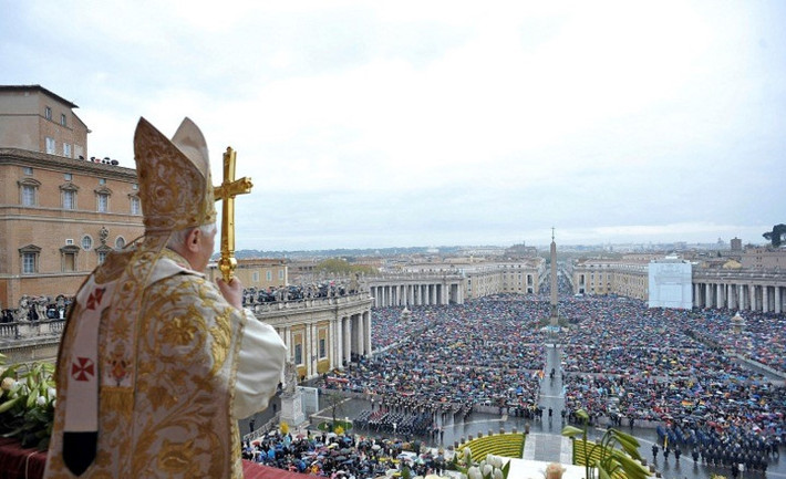 Vatican có con tem, hộ chiếu, bảng số xe, quốc kỳ và quốc ca riêng, nhưng tiền tệ là đồng Euro. Vatican có ga xe lửa với tổng chiều dài chỉ hơn 800 m, nhưng không có hệ thống thuế. Tranh cãi giữa Ý và giáo hội công giáo tại Vatican chấm dứt năm 1929 với thỏa thuận Lateran Pacts, để Vatican độc lập với khoản tiền được chi là 93 triệu USD - nền tảng ngân khố quốc gia.