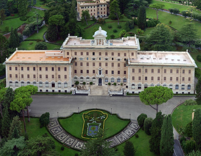 Cái tên Vatican có trước khi Kitô giáo ra đời, xuất phát từ chữ La tinh Mons Vaticanus, nghĩa là ngọn đồi Vatican. Vatican được thành lập năm 1929 theo Hiệp ước Latêranô với tư cách là hậu thân của Quốc gia Giáo hoàng, vốn rộng lớn hơn, tồn tại từ năm 756 tới 1870 sau Công Nguyên và là một nền quân chủ thần quyền.