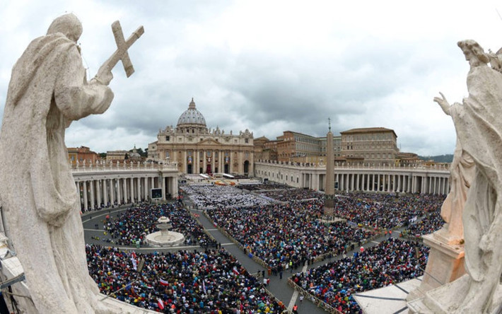 Vatican cũng có lượng cổ phần nhất định trong một số tập đoàn ở Mỹ, và có đến hơn 80% thu nhập từ các khoản đầu tư từ Mỹ và Canada. Tiền bán vé xem bảo tàng, tem và quà lưu niệm, cùng sự đóng góp của các tín đồ và tổ chức cũng là nguồn thu nhập của Vatican. Vatican có một đài thiên văn tại lâu đài Gdandolfo và một trung tâm nghiên cứu trang bị chiếc kính viễn vọng hiện đại đặt trên đỉnh Graham, phía đông nam Arizona (Mỹ).