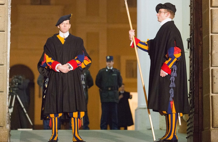 Thư viện Vatican là một trong các thư viện cổ nhất thế giới (chính thức thành lập từ năm 1475, dù trên thực tế nó đã tồn tại từ rất xa xưa) sở hữu 75.000 văn bản quý hiếm, xuyên suốt lịch sử.
