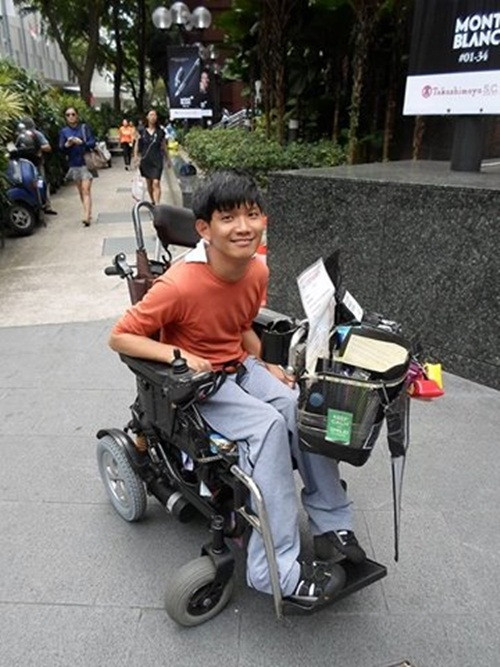 Wesley Wee, năm nay 38 tuổi, đã từng trải qua những chuyện đắng cay không thể ngờ nổi trong đời người. Thế nhưng vượt lên tất cả, anh khiến mọi người nể phục bởi nghị lực và ý chí phi thường của mình. Theo thông tin đăng tải, Wesley sinh ra đã mắc phải chứng bệnh bại não, không thể tự mặc quần áo, ăn uống, tắm giặt, đi vệ sinh đều cần có người giúp đỡ. Cuộc sống vô cùng bí bách, mắc kẹt trên chiếc xe lăn.