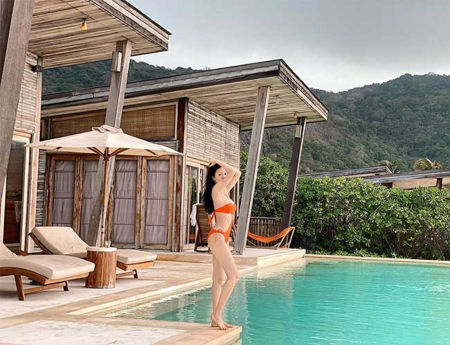 Ngoài đời Ngọc Châm có phong cách nữ tính nhưng cũng rất gợi cảm. Sở hữu đường cong và vóc dáng mảnh mai, Ngọc Châm quyến rũ trong những mẫu đồ bơi như mẫu khoét hông này.