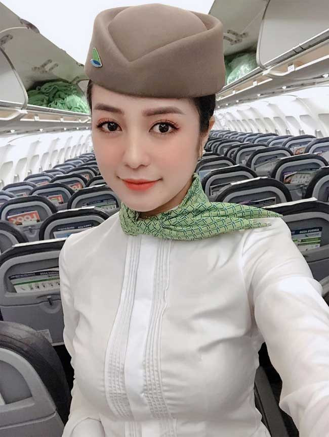 Nguyễn Thanh Thuỷ - nữ tiếp viên sinh năm 1997 của hãng Hàng không Bamboo cũng là gương mặt được chú ý gần đây vì nhan sắc ngọt ngào, trẻ trung. Trong bộ đồng phục thanh lịch được thiết kế bởi NTM Công Trí, Thanh Thủy rất duyên dáng và nữ tính. Cô được khen ngợi xinh đẹp và thanh lịch trong bộ đồng phục bay.