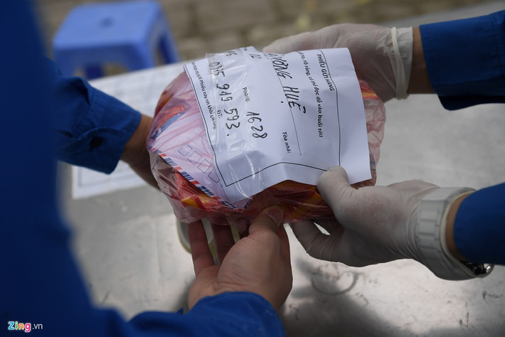 Trước đó, phát biểu trong cuộc họp phòng chống Covid-19 của Bộ Quốc phòng, thiếu tướng Nguyễn Xuân Kiên (Cục trưởng Quân y) cho biết việc tiếp tế lương thực của các gia đình cho người đang cách ly là không cần thiết. Sau đó, đồ ăn được mọi người chia sẻ cho nhau, hoặc tụ tập ăn uống không đúng vị trí quy định tạo nguy cơ lây nhiễm chéo. Trong ảnh, người thân gửi 2 gói bánh gấu cho một du học sinh.