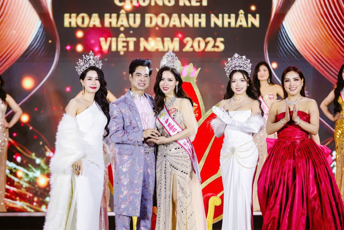 Bên cạnh đó, cô còn nhận thêm giải thưởng phụ “Người đẹp có gương mặt khả ái”.