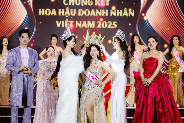 Trước đó, trong đêm chung kết cuộc thi Hoa hậu Doanh nhân Việt Nam 2025, Nguyễn Thị Thu Huyền đã xuất sắc vượt qua hàng loạt các thí sinh để chinh phục ngôi vị á hậu 1.