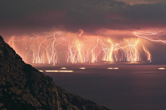 Với số lượng và tần suất "khủng" như vậy, sét ở cửa sông Catatumbo còn được gọi là sét Catatumbo. Kỷ lục lớn nhất ở đây là sét xuất hiện tới 300 đêm trong 1 năm. Con số ấn tượng này được ghi vào Sách Kỷ lục Guinness thế giới.
