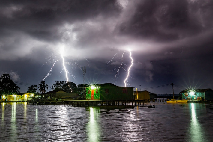 Là một trong những địa điểm nổi tiếng thế giới, sông Catatumbo - khu vực đổ vào hồ Maracaibo, bang Zulia, phía tây bắc Venezuela là nơi xảy ra một hiện tượng đặc biệt. Nơi đây ghi nhận số lượng và tần suất sét đánh nhiều nhất trên thế giới. Vì vậy, địa điểm này còn được xem là vùng đất của sấm sét.