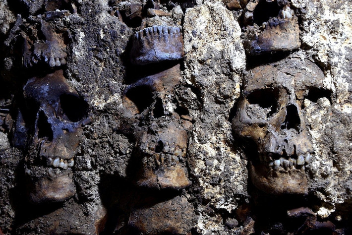 Trong cuộc khai quật tại tháp sọ người ở khu vực khảo cổ Templo Mayor ở Mexico City, Mexico, các nhà khảo cổ tìm thấy những phần mới của công trình này.