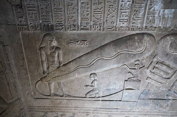 "Bóng đèn Dendera" là hình vẽ được chạm khắc trên các bức tường trong ngôi đền Hathor ở Dendera, Ai Cập. Hình vẽ bí ẩn này thu hút sự quan tâm của giới chuyên gia khi có hình dáng giống một chiếc đèn điện thô sơ.