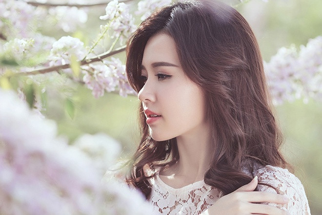 Gò má cao: Theo nhân tướng học, phụ nữ có xương gò má cao hoặc nhìn nghiêng có cảm giác như gò má sát với tai là tướng không tốt.