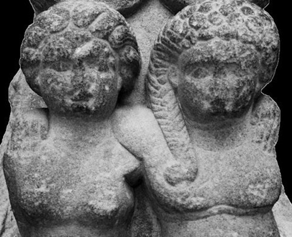 Sau khi Mark Antony và Nữ hoàng Cleopatra chết, cặp sinh đôi Alexander Helios và Cleopatra Selene II của họ bị hoàng đế Augustus đưa đến Rome. Tại đây, 2 đứa trẻ được giao cho Octavia the Younger nuôi dưỡng. Người này là chị gái của Augustus và là vợ cũ của Mark Antony.