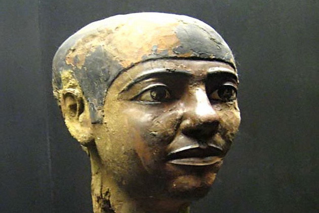 Trước khi kiến trúc sư Imhotep bắt tay vào thiết kế và xây dựng kim tự tháp bậc thang, vua chúa Ai Cập thường được an táng trong khu mộ hình chữ nhật với phần mái phẳng và dốc ở các mặt từ gạch bùn hoặc đá (thường được gọi là mastabas).