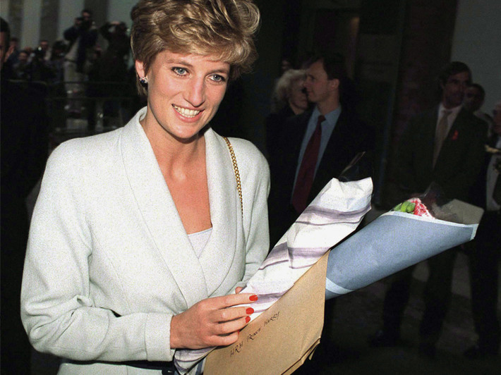 Thay vì dùng những gam màu trên, Công nương Diana chọn màu đỏ để sơn móng tay. Theo đó, Công nương Diana có bộ móng tay nổi bật mỗi khi xuất hiện trước công chúng.