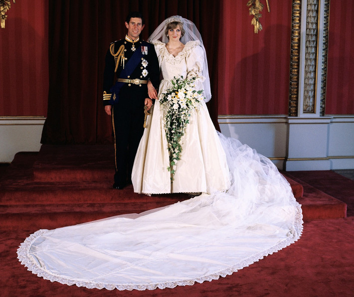 Công nương Diana và con dâu út Meghan đều phá vỡ quy tắc truyền thống trong lúc nói lời tuyên thệ tại đám cưới thế kỷ. Trong đám cưới với Thái tử Charles vào ngày 29/7/1981 tại Nhà thờ St Paul, Công nương Diana không tuyên thệ sẽ nguyện “tuân mệnh chồng” trong lúc nói lời thề đám cưới.