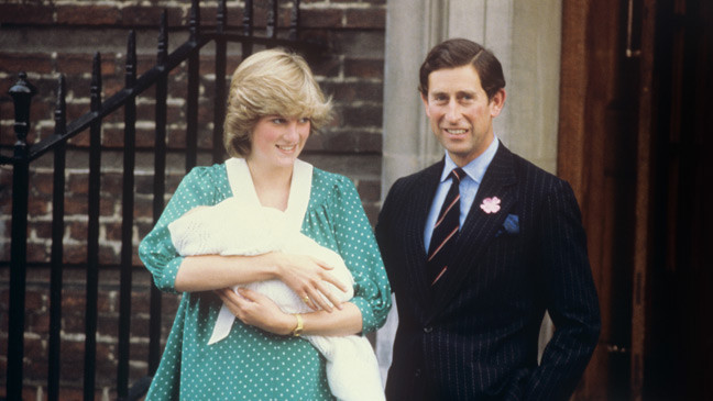 Công nương Diana và con dâu út Meghan còn có một điểm chung thú vị khác là cả hai đều quyết định sinh con tại bệnh viện. Trong đó, Công nương Diana là người tiên phong trong việc này. Thay vì sinh con tại cung điện hay lâu đài như nhiều thành viên hoàng gia trước đó, Công nương Diana sinh Hoàng tử William và Harry tại khu vực Lindo Wing của bệnh viện St. Mary.
