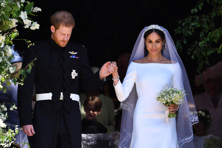 Tương tự, nàng dâu Meghan cũng không tuyên thệ sẽ nguyện “tuân mệnh chồng”. Thay vào đó, nàng dâu hoàng gia này và chồng - Hoàng tử Harry cùng nói lời thề nguyện giống nhau. Lời thề ước của cặp đôi này theo đúng quy ước của Giáo hội Anh.