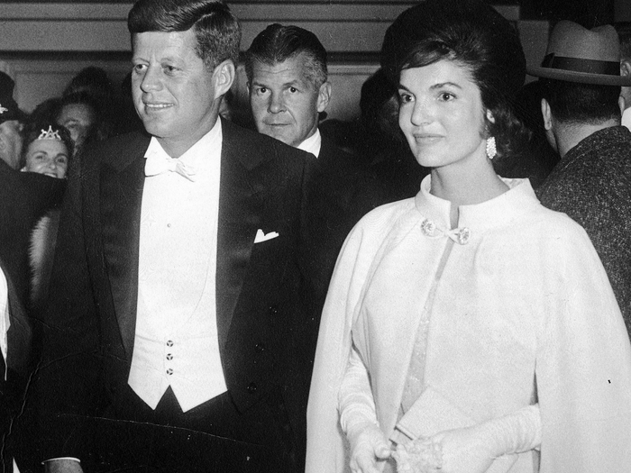 Vợ của Tổng thống John F. Kennedy - Jacqueline Kennedy Onassis gây chú ý với khả năng cưỡi ngựa cừ khôi từ khi 11 tuổi. Đây là một trong những sở thích của Đệ nhất phu nhân Kennedy. Với sở thích này, bà giành được nhiều giải thưởng quốc gia khi tham gia các cuộc thi cưỡi ngựa.