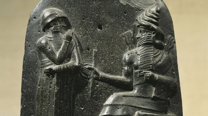 Vua Hammurabi của Babylon là người đứng đằng sau việc soạn thảo bộ luật thành văn đầu tiên trên thế giới. Bộ luật này ra đời vào năm 1754 trước Công nguyên.
