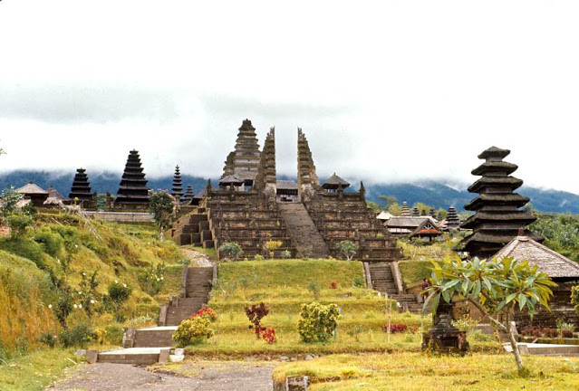 Vẻ đẹp cổ kính của ngôi đền Besakih nổi tiếng Indonesia.