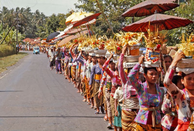 Hàng dài người dân Indonesia tham gia một sự kiện lớn tổ chức vào những năm 1970.