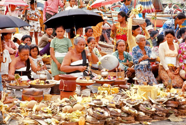 Cuộc sống bình dị và đầy màu sắc của người dân ở Bali, Indonesia những năm 1970.