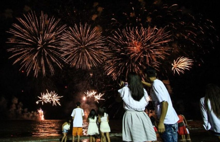 Người dân Brazil còn có truyền thống ném cành hoa trắng xuống biển để cúng tế nữ thần biển Yemanja. Họ thực hiện truyền thống này với hy vọng nữ thần Yemanja sẽ che chở và ban phước lành vào năm mới.