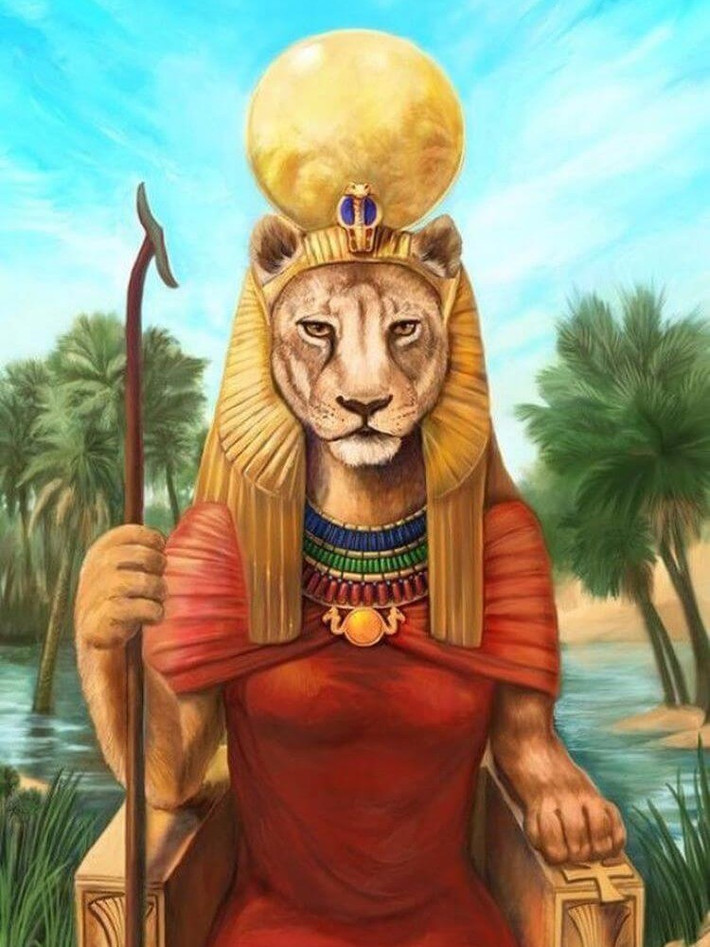 Nữ thần Sekhmet là con gái của thần Mặt trời Ra, vợ của thần Ptah và là mẹ của thần Nefertum.