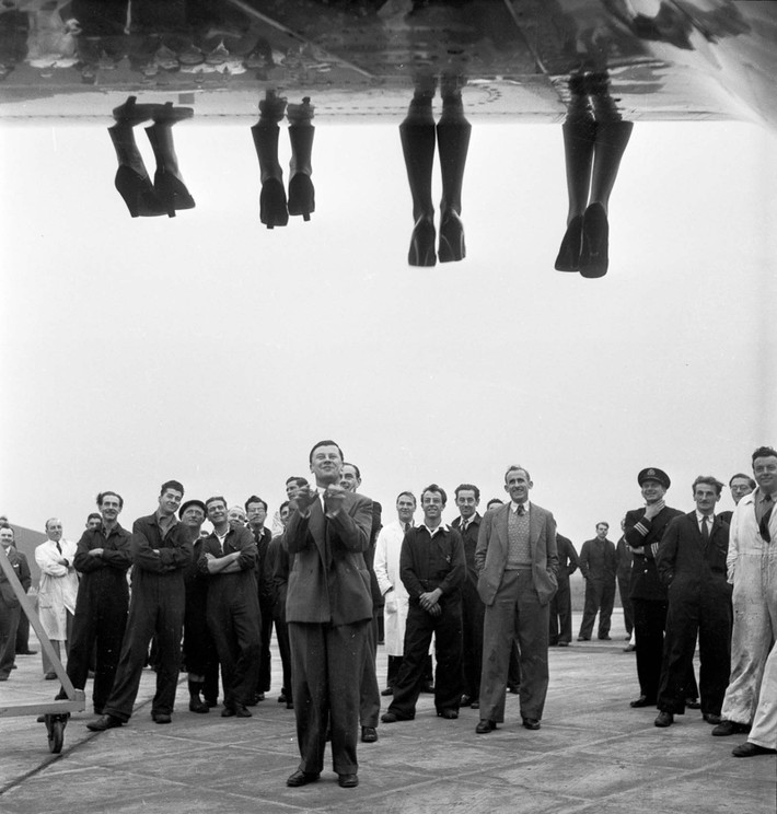 Những thí sinh khoe mắt cá chân của bản thân khi ngồi trên cánh một chiếc máy bay năm 1953.