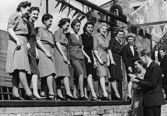 Các thí sinh khoe mắt cá chân của mình trước ban giám khảo. Ảnh chụp tại London năm 1943.