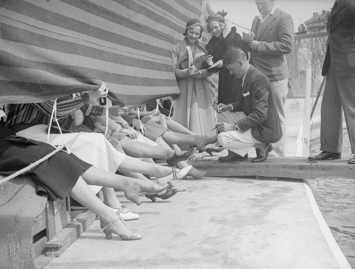 Phụ nữ ở Cliftonville, Kent tham gia cuộc thi mắt cá chân năm 1933.