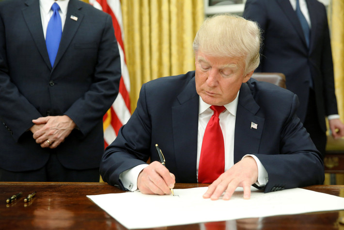 Những ngày gần đây, truyền thông thế giới đưa tin Tổng thống Mỹ Donald Trump có thể ân xá cho các thành viên trong gia đình và bản thân trước khi kết thúc nhiệm kỳ vào tháng 1/2021. Sự việc này thu hút sự quan tâm của công chúng. Theo đó, nhiều người tò mò quyền ân xá của Tổng thống Mỹ lớn đến mức nào.