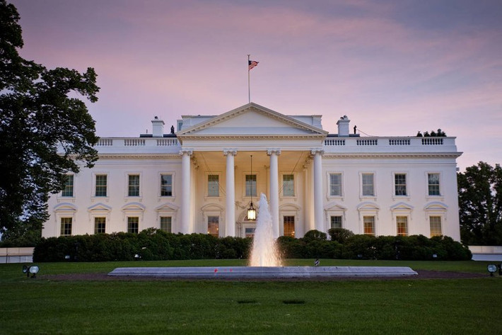 Nhà Trắng nổi tiếng nước Mỹ nằm ở số 1600 Đại lộ Pennsylvania, thủ đô Washington D.C. Theo Đạo luật cư trú năm 1790, Tổng thống Mỹ George Washington chọn lô đất rộng gần 26km2 ở bờ đông sông Potomac và gần toàn nhà Capitol.