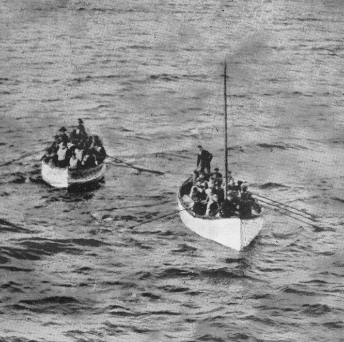 Hơn 700 người trên tàu Titanic may mắn sống sót ngồi trên những chiếc xuồng cứu sinh và lênh đênh trên biển.