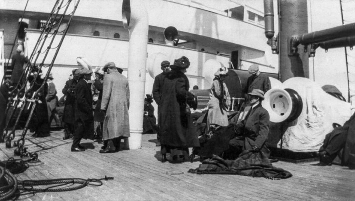 Toàn bộ những người sống sót sau khi tàu Titanic chìm được đưa lên tàu RMS Carpathia.