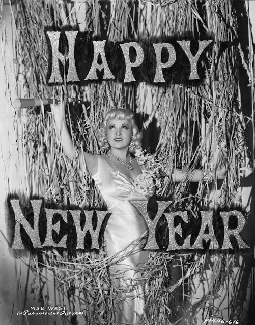 Nữ diễn viên người Mỹ Mae West khoe nhan sắc trẻ trung, quyến rũ trong đêm Giao thừa năm 1936.
