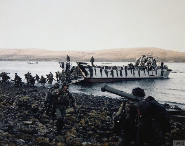 Với thất bại trong cuộc chiến Falklands, Argentina có 649 binh sĩ tử trận và gần 1.200 người bị thương. Trong khi đó, Anh có 255 binh sĩ thiệt mạng và khoảng 800 người bị thương.