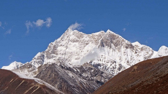 Gangkhar Puensum thuộc dãy Himalaya là ngọn núi linh thiêng nổi tiếng Bhutan. Hiện chưa có người nào chinh phục được ngọn núi cao 7.570m.