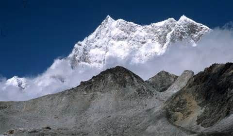 Năm 1994, Chính phủ Bhutan cấm leo núi cao hơn 6.000m. Do đó, những người leo núi không được phép tiếp cận ngọn núi Gangkhar Puensum.