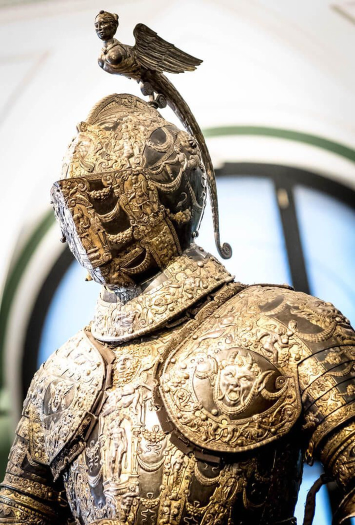 Bộ áo giáp của hoàng đế La Mã thần thánh Ferdinand II. Hiện vật này được chế tạo vào những năm 1600.