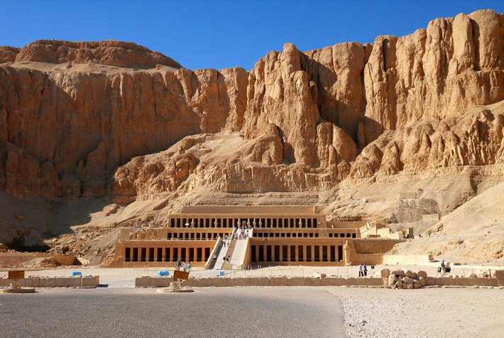 1. Kinh thành Thebes (tức Luxor ngày nay) là một trong những thành phố cổ nổi tiếng Ai Cập. Theo các nhà nghiên cứu, Thebes được thành lập vào khoảng năm 2575 trước Công nguyên.