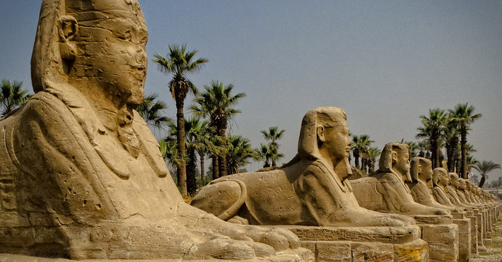 Thebes từng là kinh đô của thượng Ai Cập thời cổ đại. Theo đó, nơi đây trở thành trung tâm chính trị - tôn giáo lớn trong suốt nhiều thập kỷ.