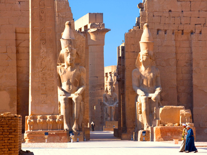 Chính vì vậy, Thebes có nhiều đền thờ, cung điện, hầm mộ... Ngày nay, du khách ghé thăm thành phố Luxor sẽ có thể chiêm ngưỡng nhiều kiến trúc cổ hàng ngàn năm tuổi ở Thebes thời xưa như đền Karnak.