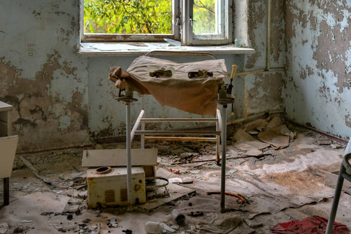 Vào năm 1986, thảm họa hạt nhân kinh hoàng xảy ra tại nhà máy Chernobyl ở Pripyat, Ukraine. Sau đó, toàn bộ người dân ở Pripyat sơ tán đến nơi an toàn. Vì vậy, nhiều công trình ở nơi đây bị bỏ hoang. Trong số này có bệnh viện bỏ hoang gây nhiều ám ảnh.