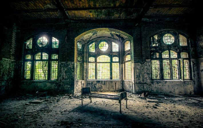 Khu phức hợp bệnh viện Beelitz-Heilstätten ở Berlin, Đức từng là nơi điều trị cho nhiều lính Đức trong Thế chiến 1 bao gồm trùm phát xít Hitler. Kể từ năm 1995, nơi đây bị bỏ hoang và ngày càng trở nên tiêu điều.
