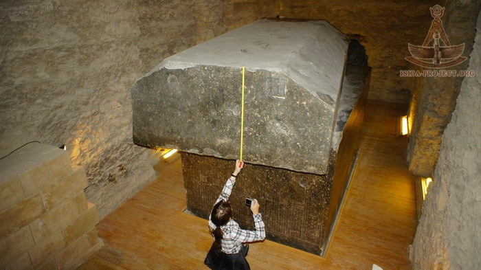 Vào năm 1850, nhà khảo cổ học Auguste Mariette phát hiện một số đường hầm dẫn tới một ngôi mộ còn nguyên vẹn chứa quan tài đá "khủng" tại nghĩa trang Saqqara, Ai Cập. Nghĩa trang Saqqara có từ năm 1350 trước Công nguyên dưới thời trị vì của Amenhotep II.