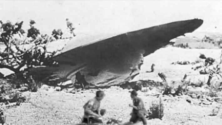 Theo giả thuyết này, UFO rơi ở Roswell và được giới chức Mỹ bí mật đưa đến Vùng 51 để nghiên cứu. Do vậy, họ đánh lừa dư luận bằng cách nói mảnh vỡ tìm thấy thuộc về quả bóng thám không gặp sự cố.