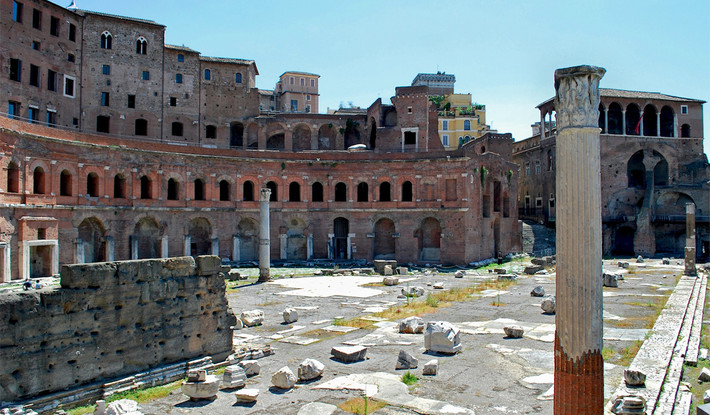 Apollodorus thiết kế chợ Trajan theo hình bán nguyệt gồm có 6 tầng với những mái vòm đặc trưng. Các tầng được kết nối với nhau bằng cầu thang dốc. Công trình được xây dựng bằng bê tông và gạch.