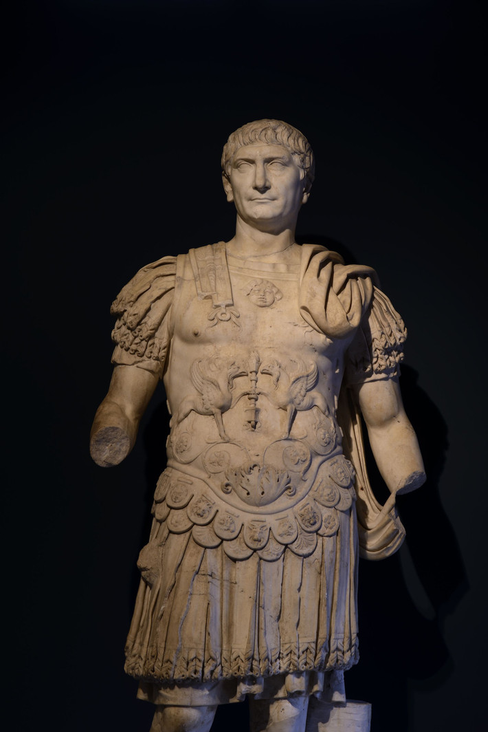 Hoàng đế La Mã Trajan cũng cho xây dựng nhiều công trình khổng lồ. Trong số này, nổi bật là 3 công trình ở Rome mang tên ông: hội trường Trajan's Forum, cột Trajan và chợ Trajan. Trong đó, chợ Trajan có nhiều ý nghĩa quan trọng.