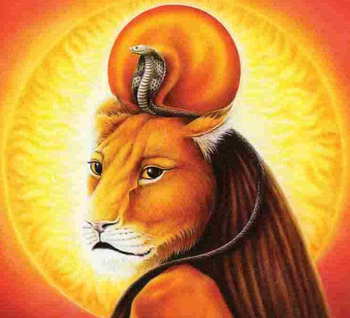 Trong tôn giáo của người Ai Cập, nữ thần Sekhmet được khắc họa có phần thân trở xuống là của một phụ nữ nhưng đầu lại của một con sử tử. Trên đầu có đội một chiếc đĩa hình Mặt trời với Uraeus - rắn hổ mang bảo vệ.